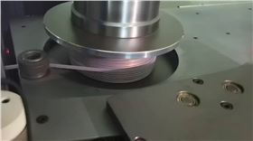 扁平电缆绕线包膜机排线与卷绕实际工艺画面