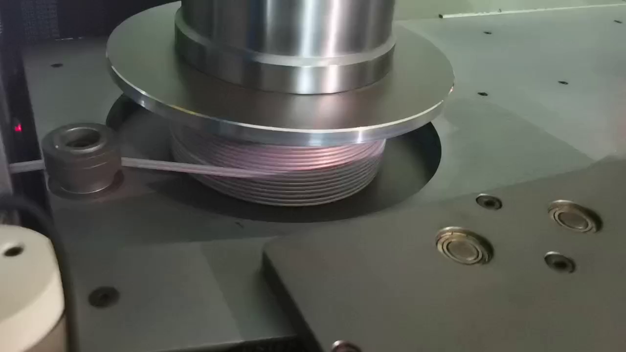扁平电缆绕线包膜机排线与卷绕实际工艺画面
